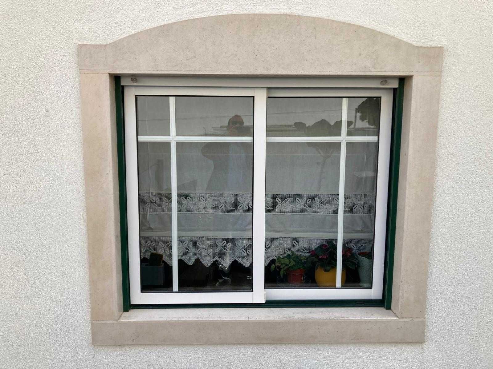 Vendo Janelas em aluminio lacado branco com aros verde e vidro duplo