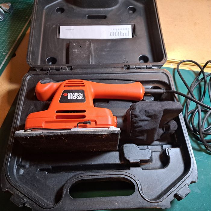 Lixadora da marca Black&Decker como nova com estojo. 220W.