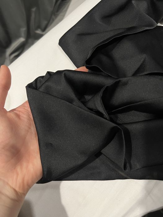 чорна шовкова сукня в довжині міні