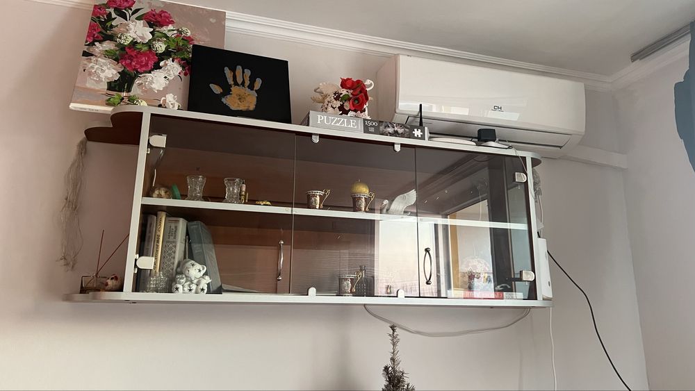 Навесные полки антресоль со стеклянными дверями и подсветкой