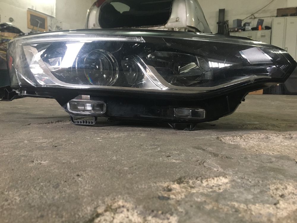 Farol esquerdo Renault Talismã xenon