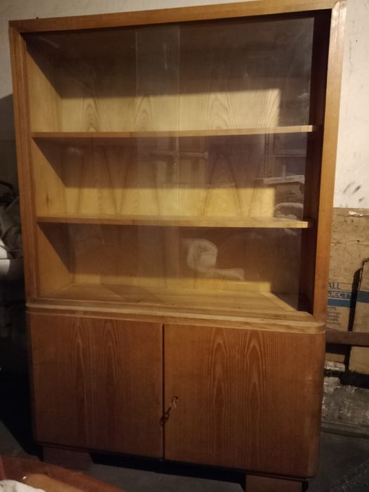 Sprzedam biblioteczkę ,witrynę z czasòw PRL. Przeszklona.
