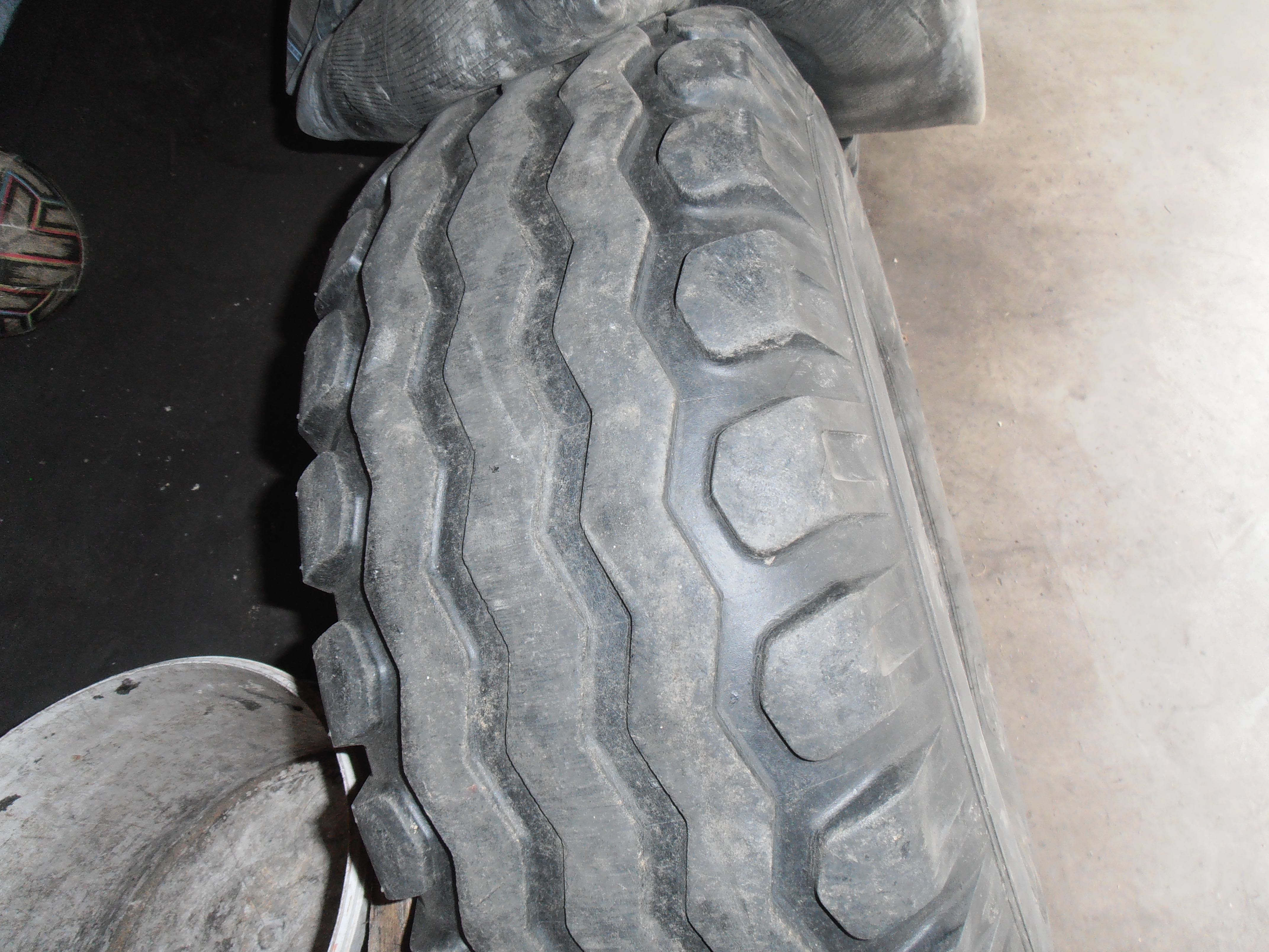 Opony 12,5/80 R-15,3