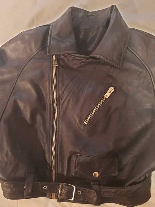 Casaco preto em pele genuína, tamanho médio.