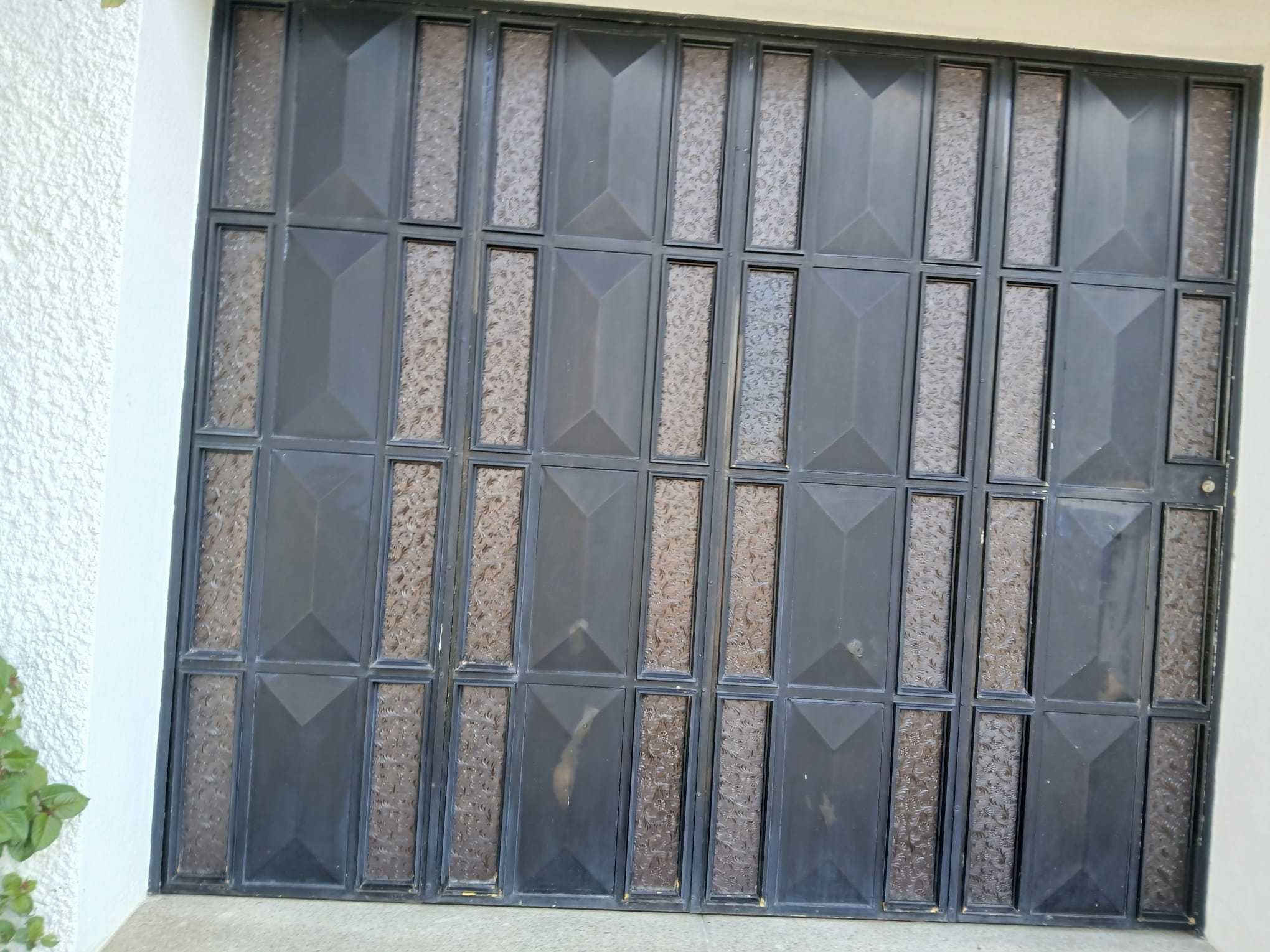 Portão garagem com porta de serviço