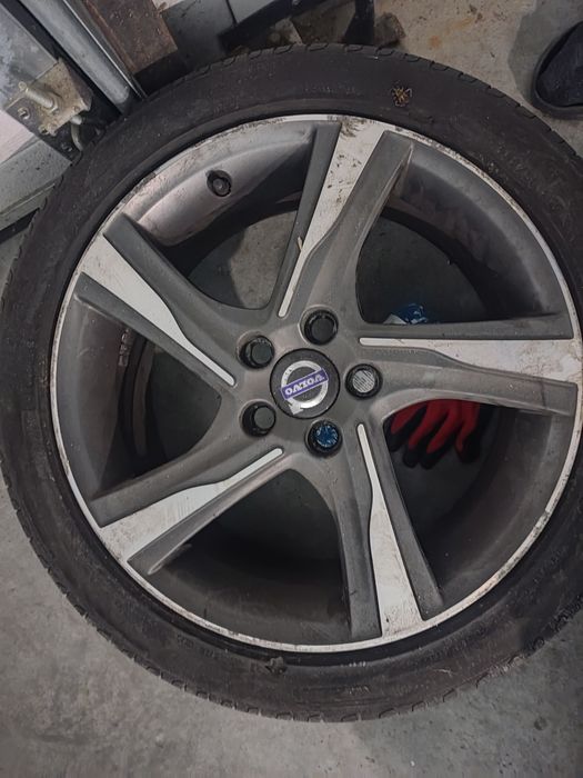 Koła , felgi aluminiowe z oponami Volvo