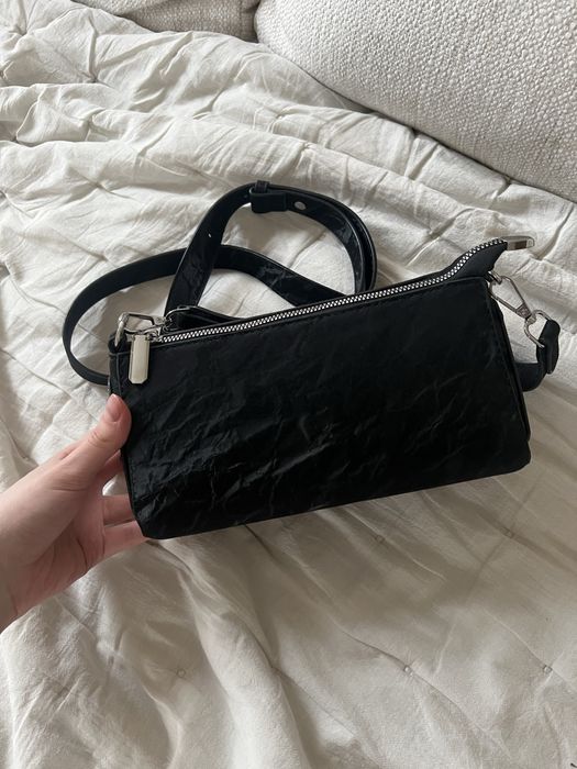 Trójkątna czarna torebka baguette