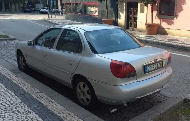 Ford Mondeo de 1998 a gasolina e GPL.