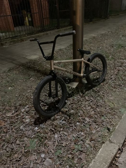 Rower BMX z kaskiem. Jeżeli dowóz do innego miasta to 100 - 200 zł.