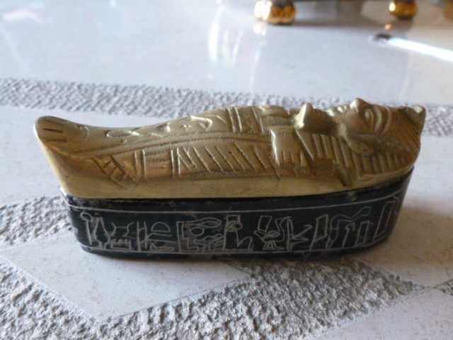 Mini sarcófego c/ mumia do rei Tutancâmon (Egipto)