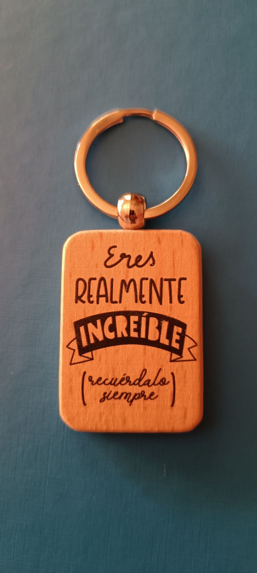 Porta Chaves •Mensagem personalizada em espanhol , gravada em madeira.