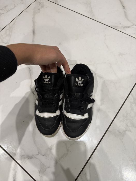 Кросівки демісезон адідас adidas оригінал чорні зручні на шнурках