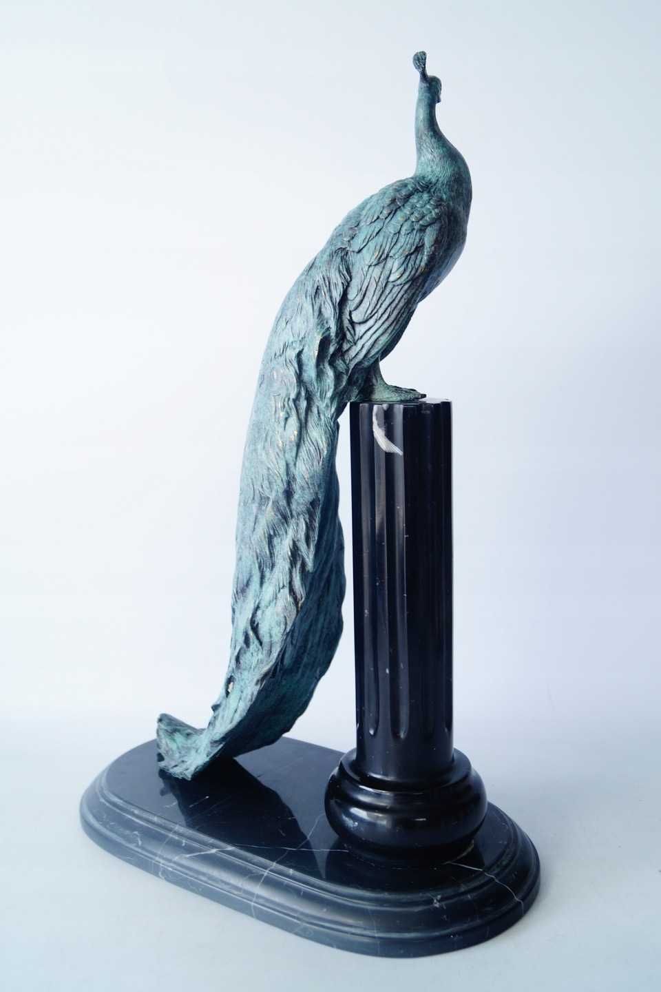 Figura z brązu rzeźba PAW NA KOLUMNIE Rajski ptak