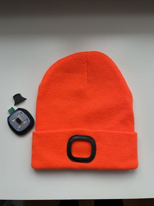 Czapka zimowa pomarańczowa ciepła z lampką LED ładowana przez USB