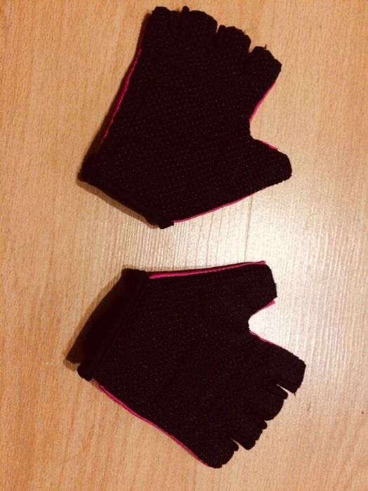 Cotoveleiras, joalheiras e luvas