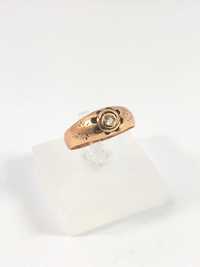 Złoty sygnetowy pierścionek 585 z rozetą diamentową r.18 certyfikat