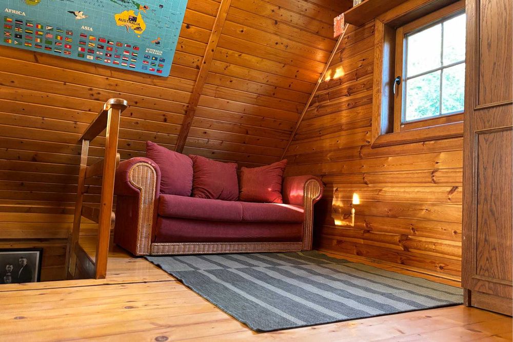 Drewniany domek na skraju lasu koło Kazimierz Dolny Janowiec nad Wisłą