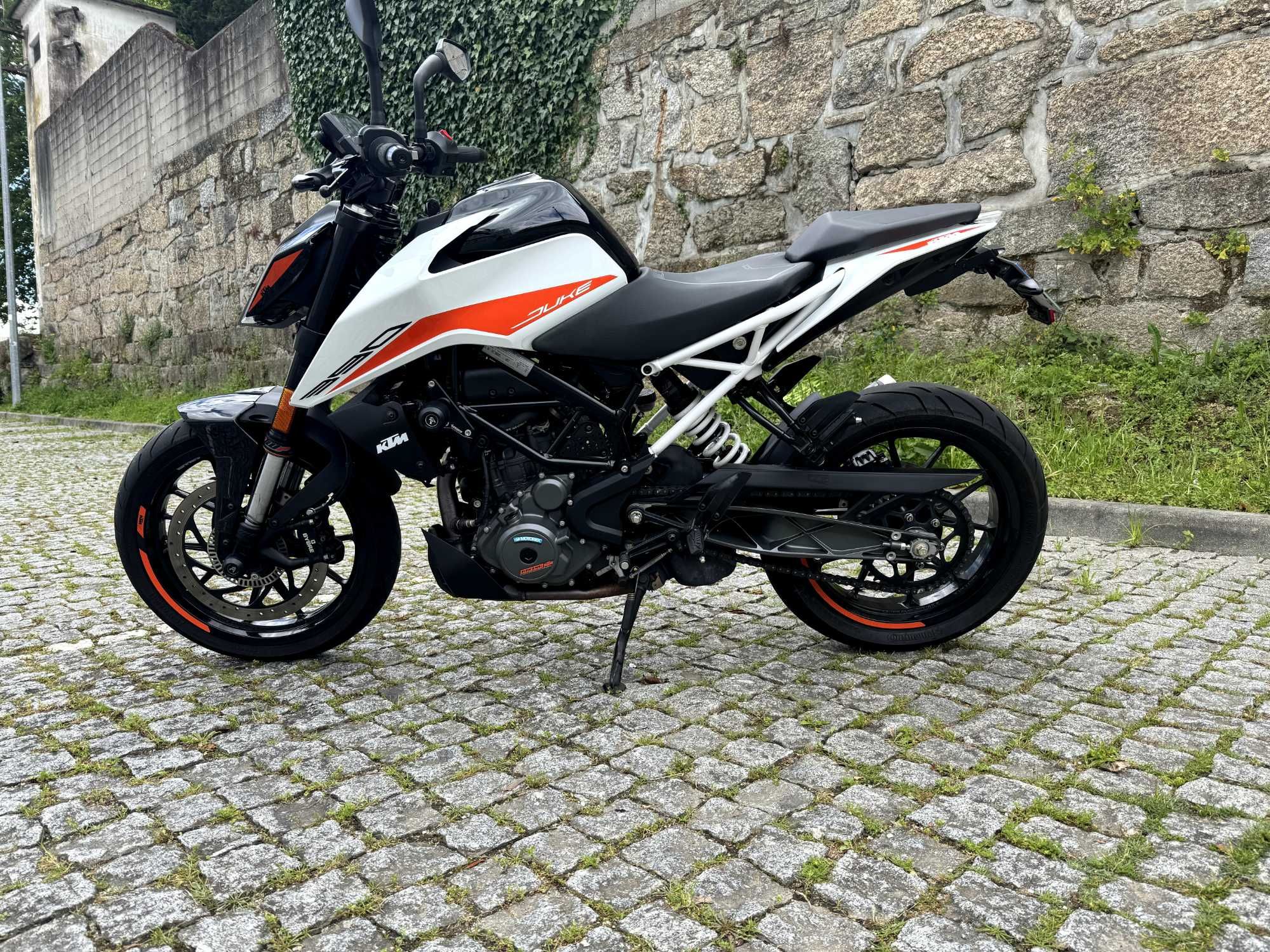 KTM DUKE 390 (ANO 2022)