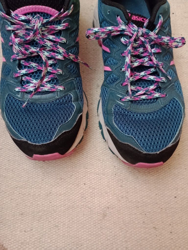 Оригінальні жіночі кросівки Asics