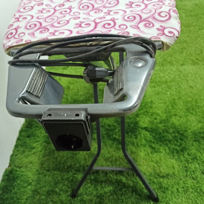 Deska do prasowania,na grubej metalowej konstrukcji.