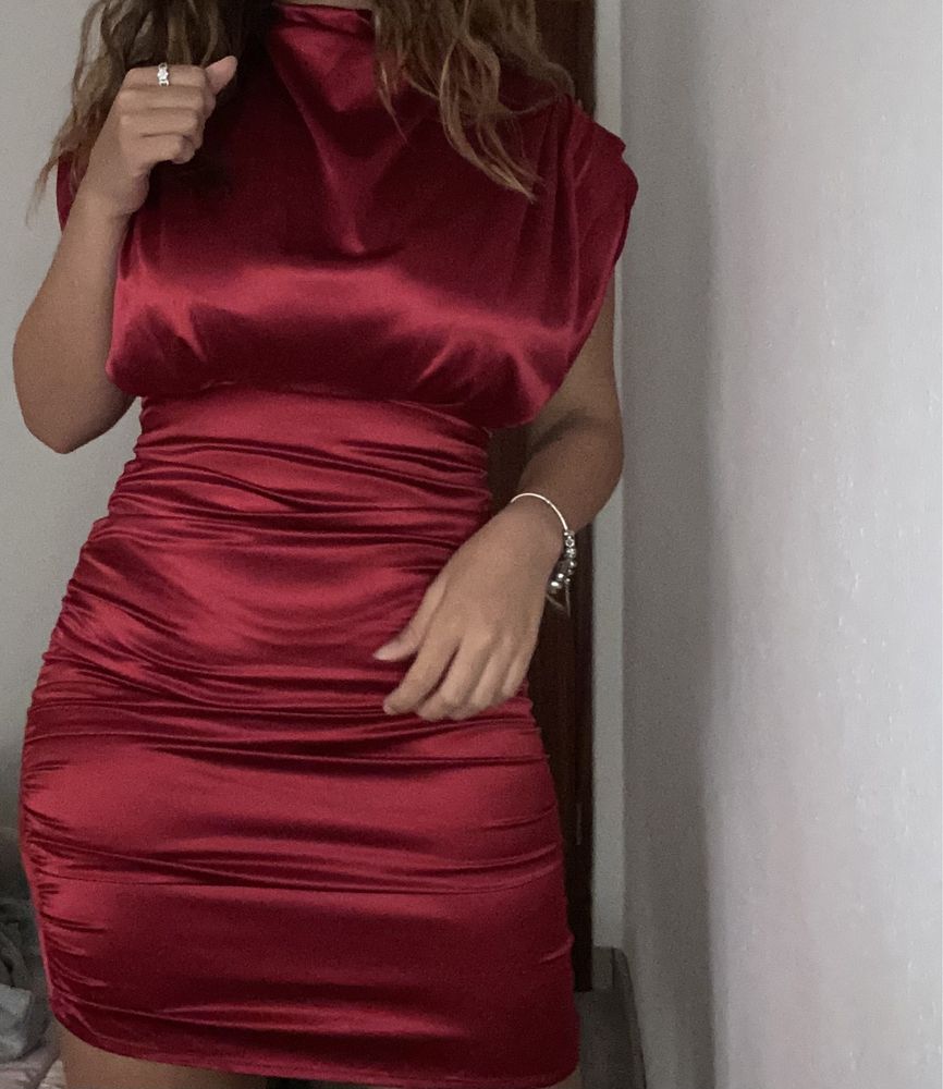 Vestido vermelho acetinado