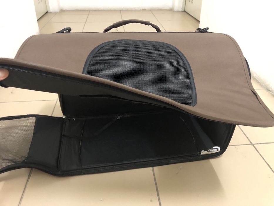 Transportadora de animais de estimação praticamente nova