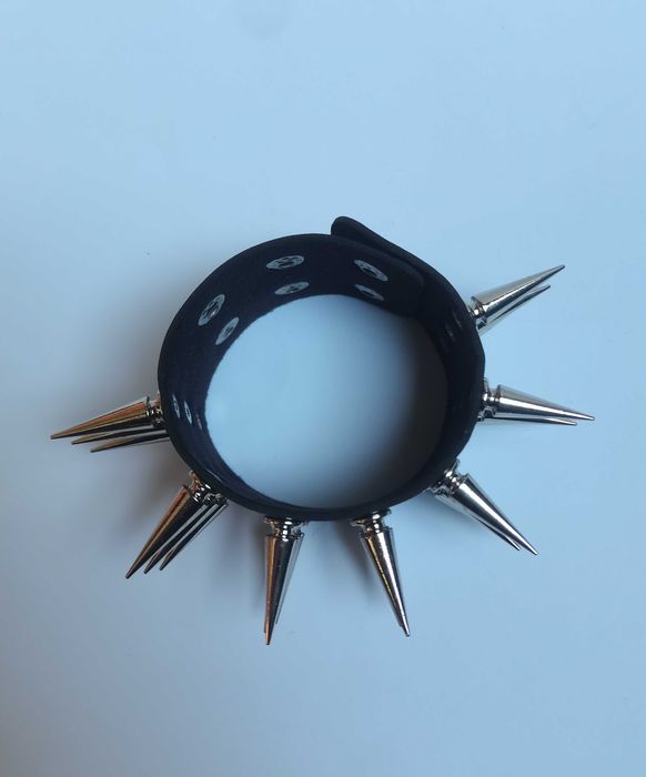 Pieszczocha, bransoletka: 3-rzędowe długie kolce (metal, rock, punk)
