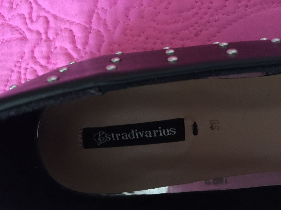 Sapatos Stradivarius pretos com tachas