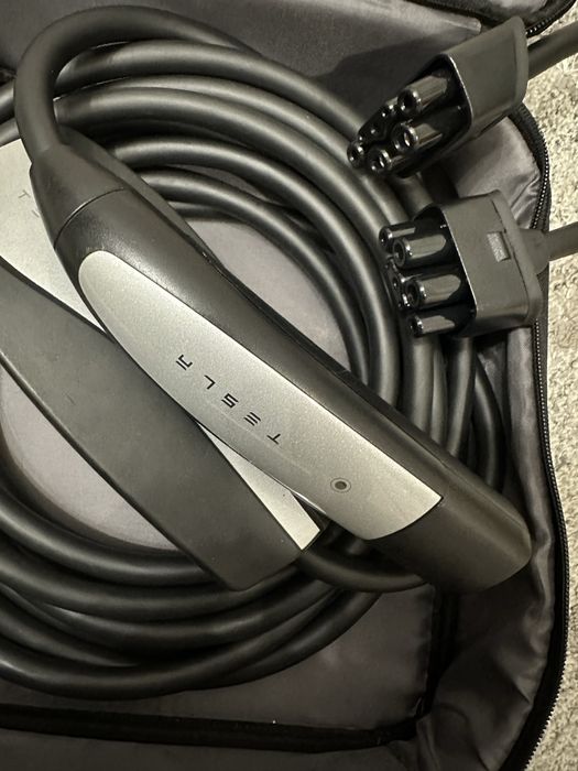 Зарядний пристрій Tesla