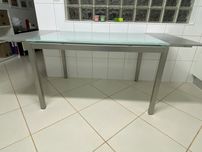 Mesa extensível com tampo em vidro