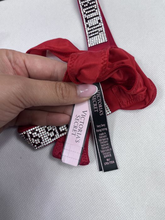 Czerwone majtki stringi z kryształkami Victoria’s Secret rozmiar M