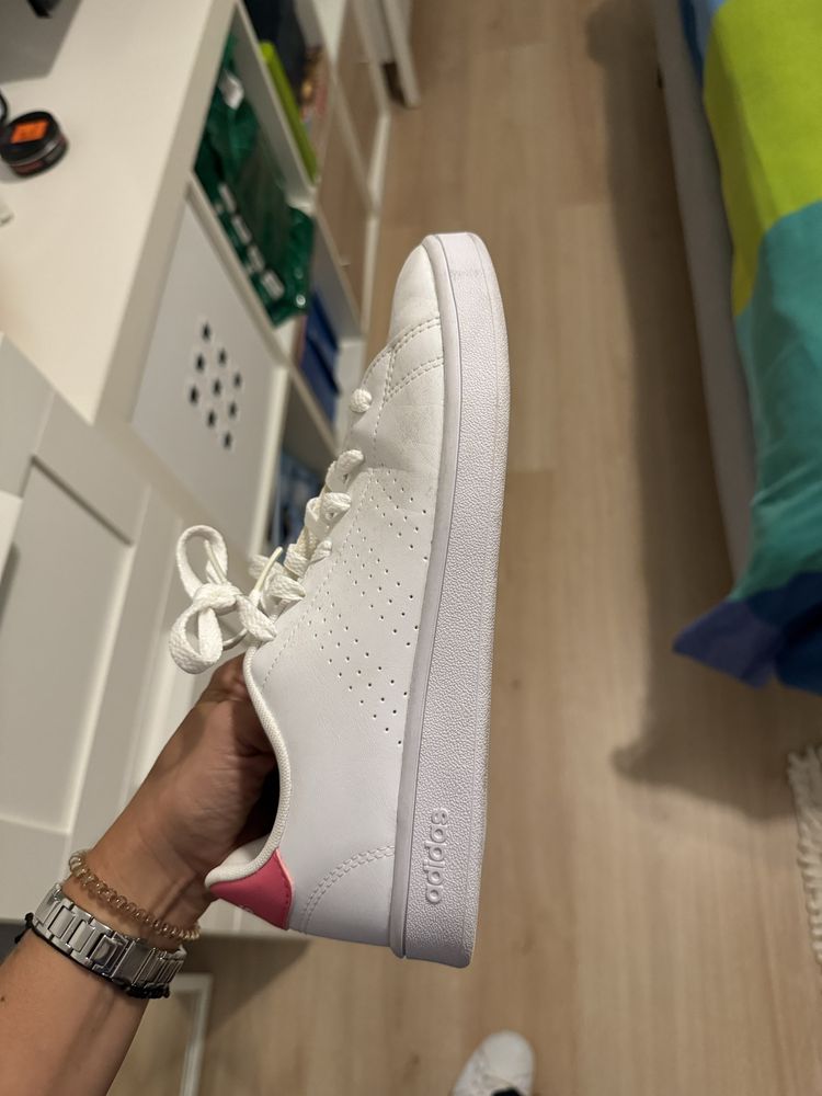 Tenis adidas branco e rosa
