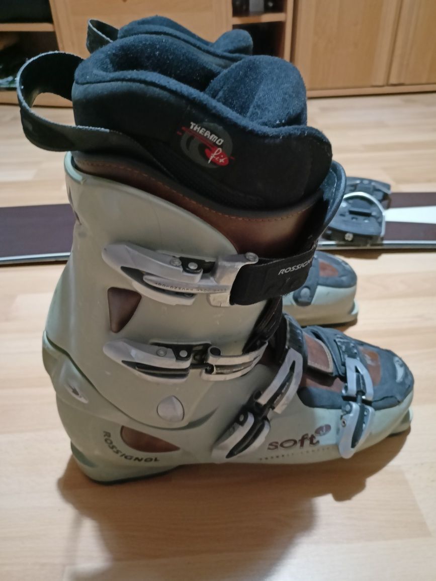Deska snowboardowa i buty narciarskie