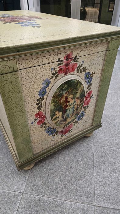 Baú antigo em excelente estado