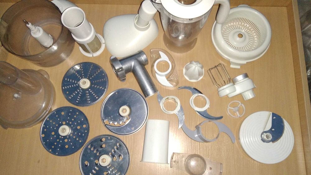 Насадки та інше два кухонні комбайни Philips HR7758 та HR7735