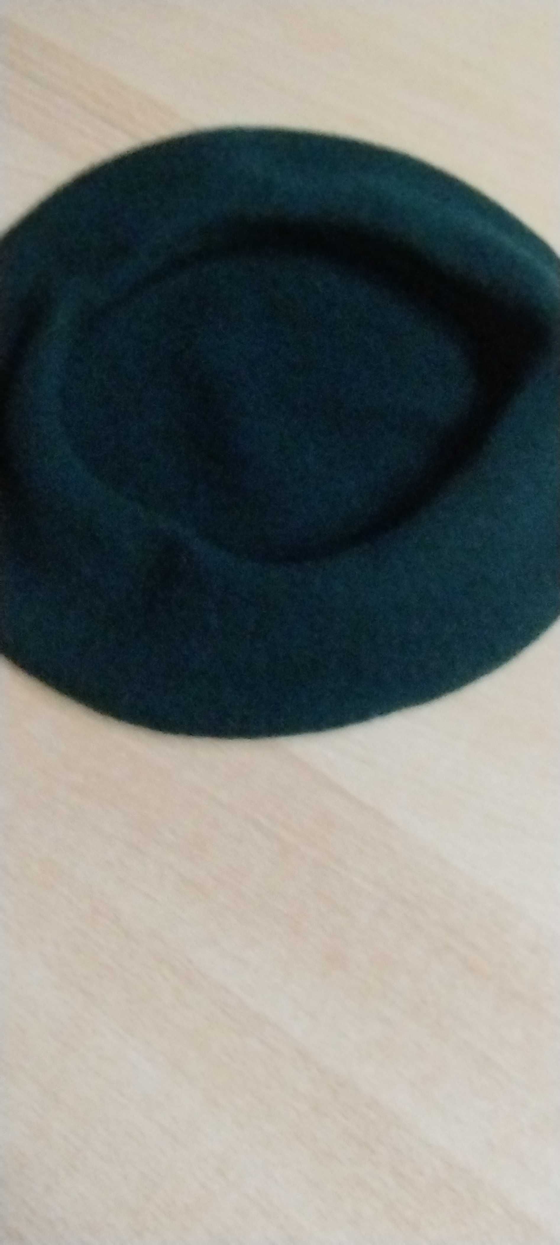 Beret damski w kolorze butelkowej zieleni .