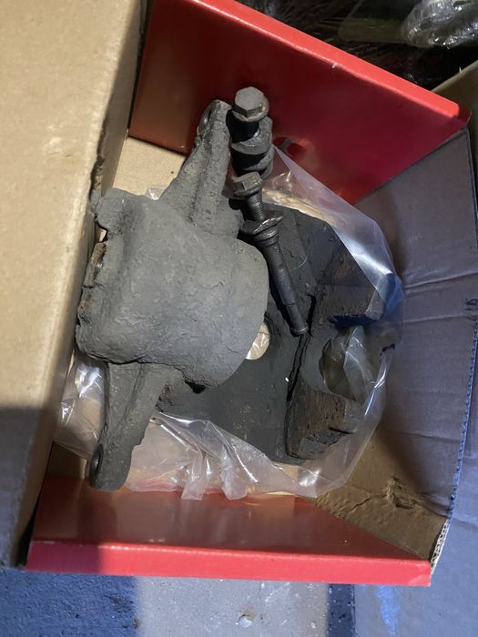 Супорт передний Toyota avensis t25