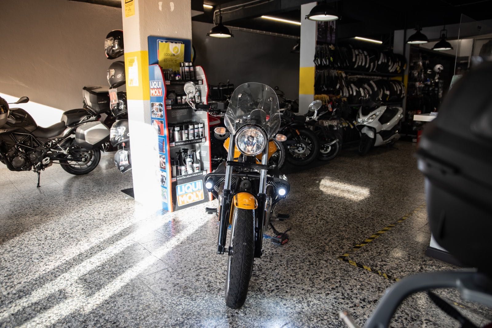 Moto Guzzi V9 Roamer de 2019 Impecável com Extras