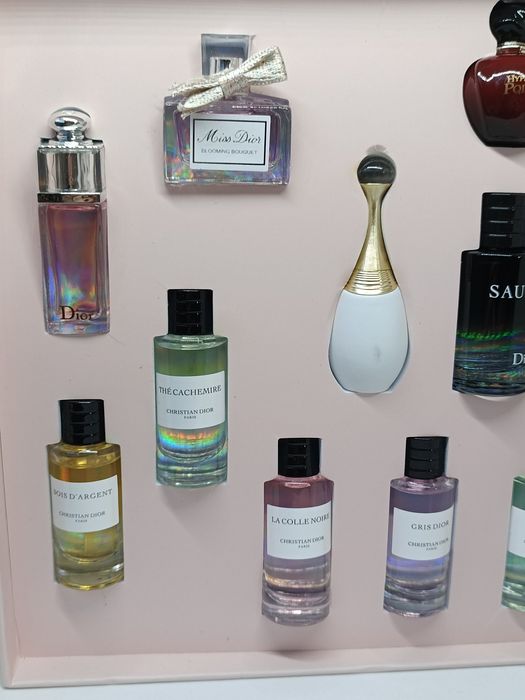 Dior zestaw 16 miniaturek perfum w pudełku – różne zapachy