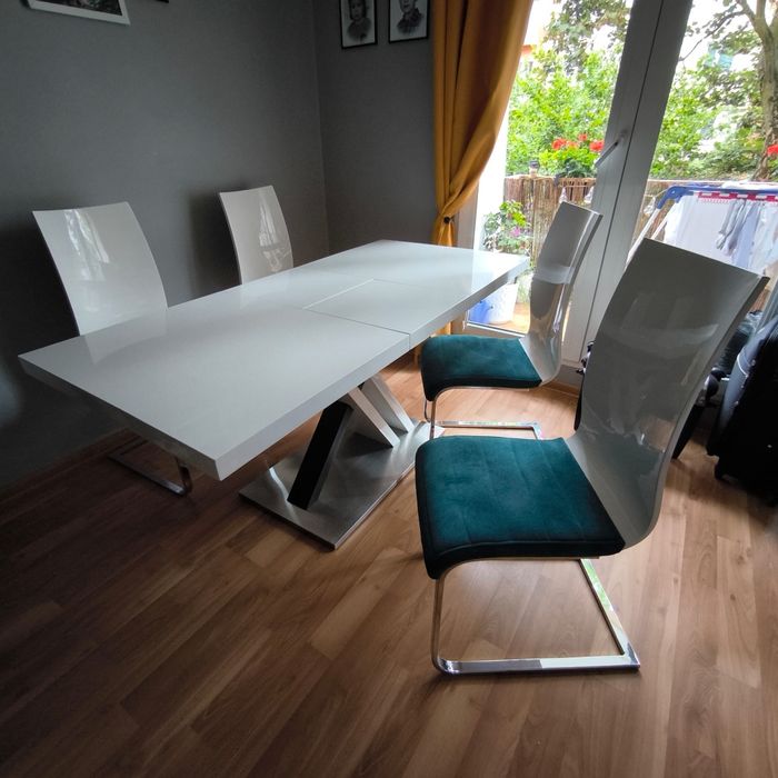 Biały stół z 4 krzesłami