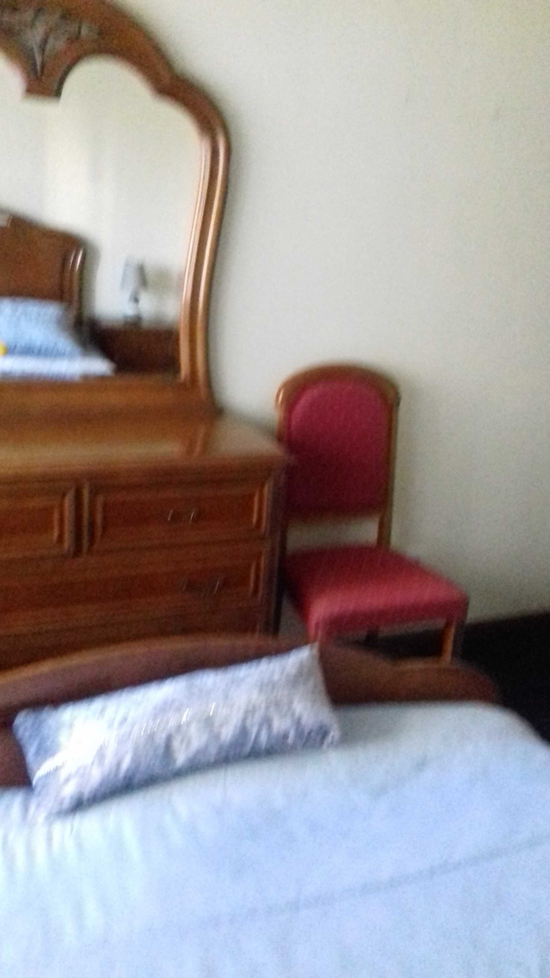 Quarto de casal em mogno maciço.