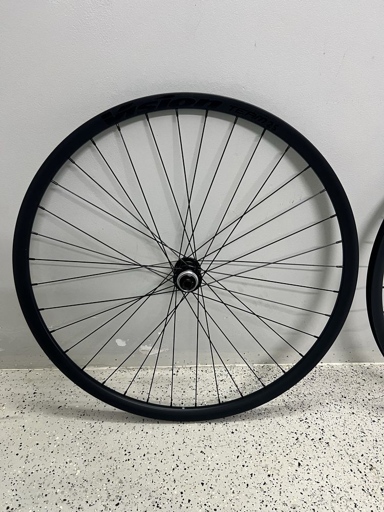 Koła GRAVEL 28 700C FORMULA 12x100 12x142 Vision Sapim