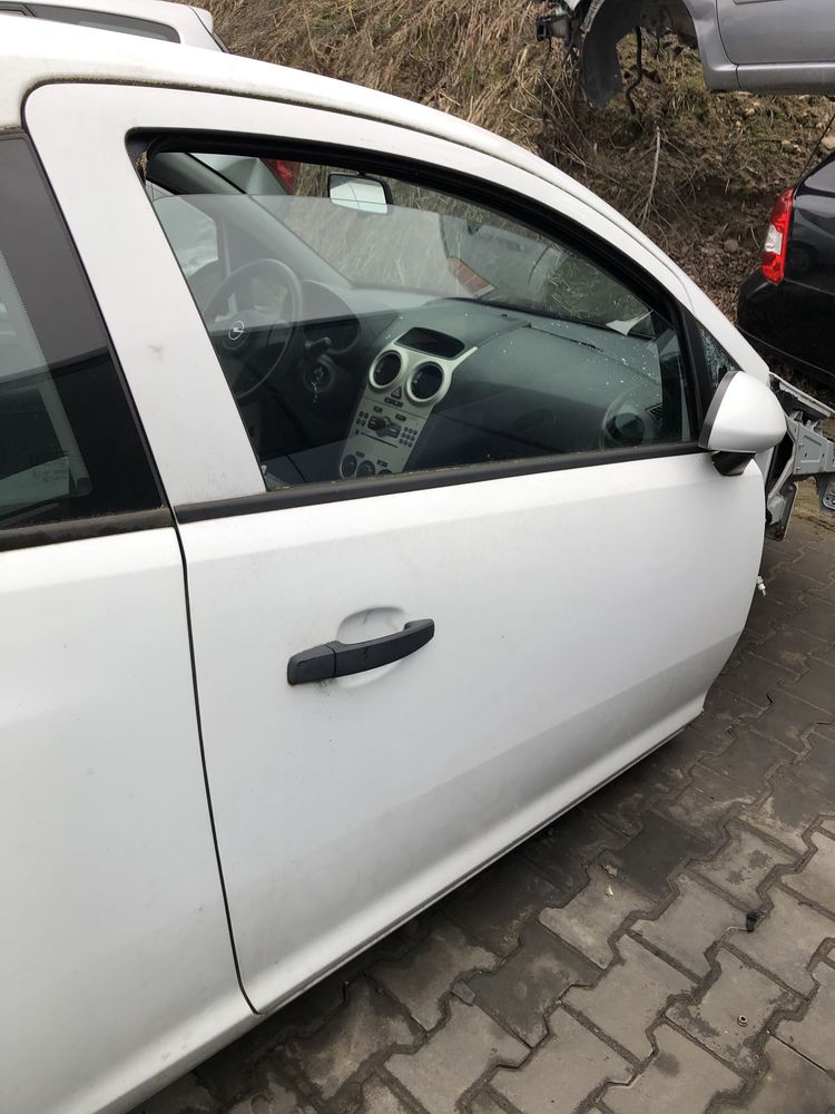 Opel Corsa D 3D Drzwi prawy przód przednie Z474