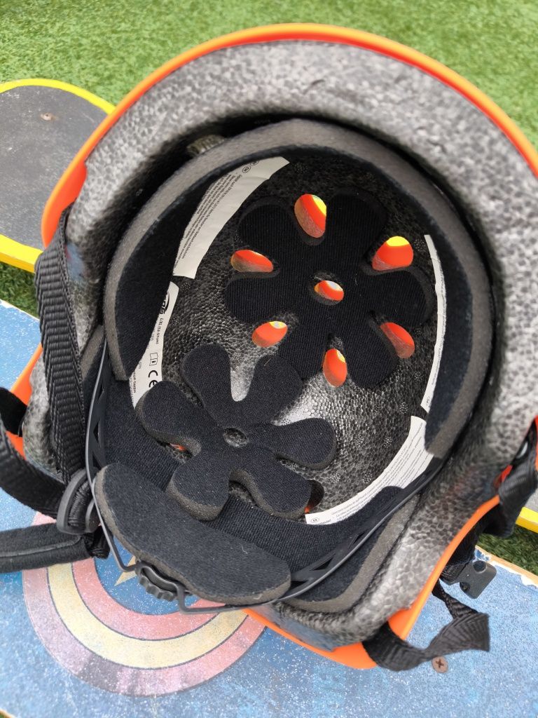 Skate e capacete