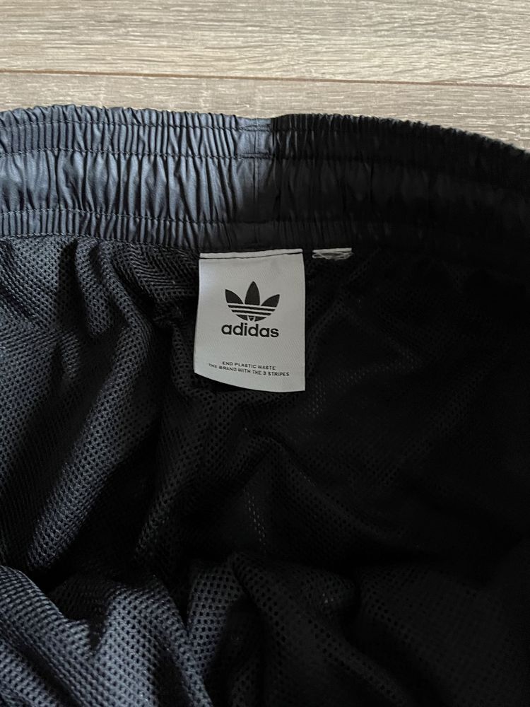 нейлонові оверсайз штани від Adidas