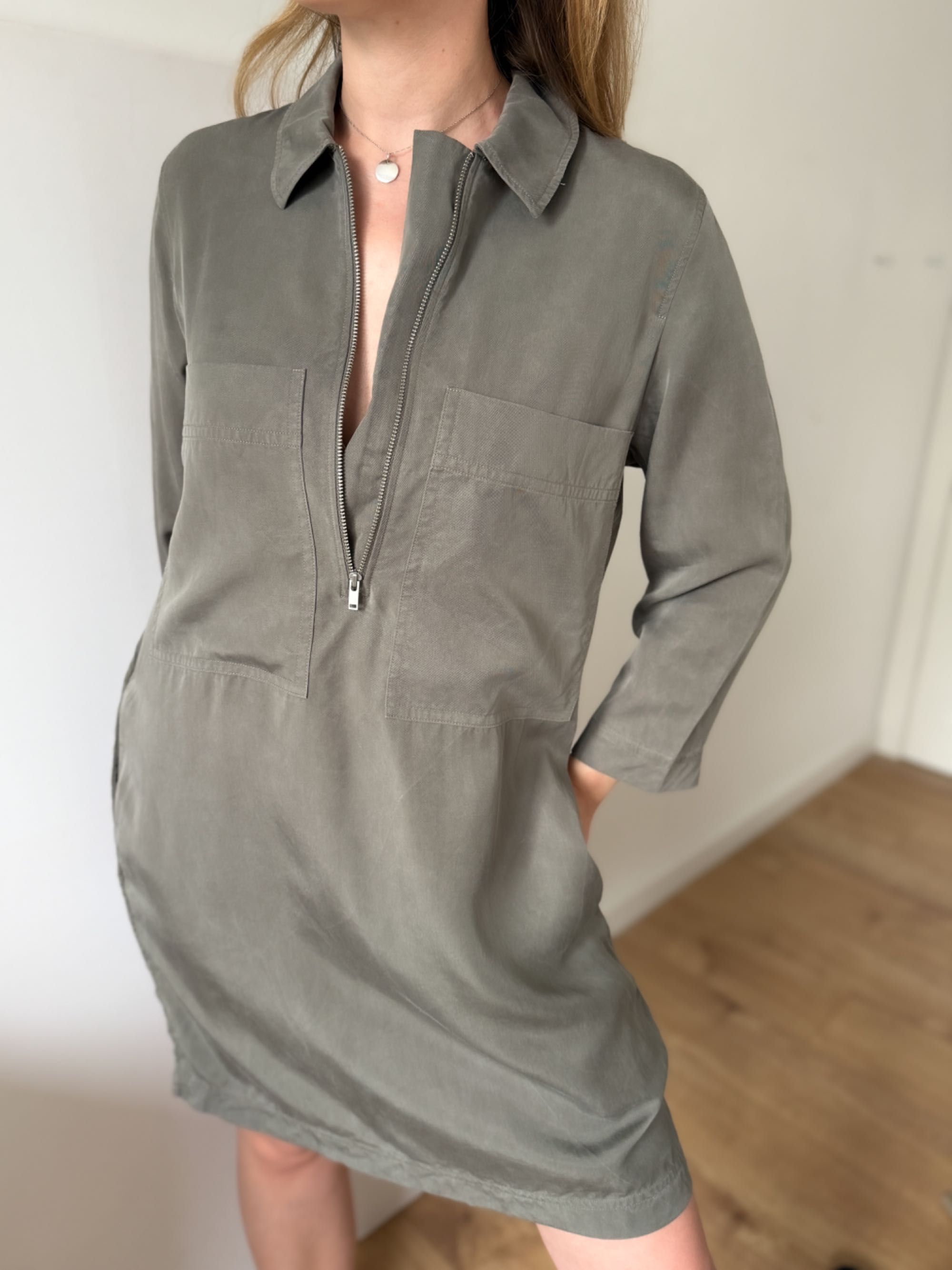 Oliwkowa sukienka COS 36 S z kieszeniami oversize zielona midi