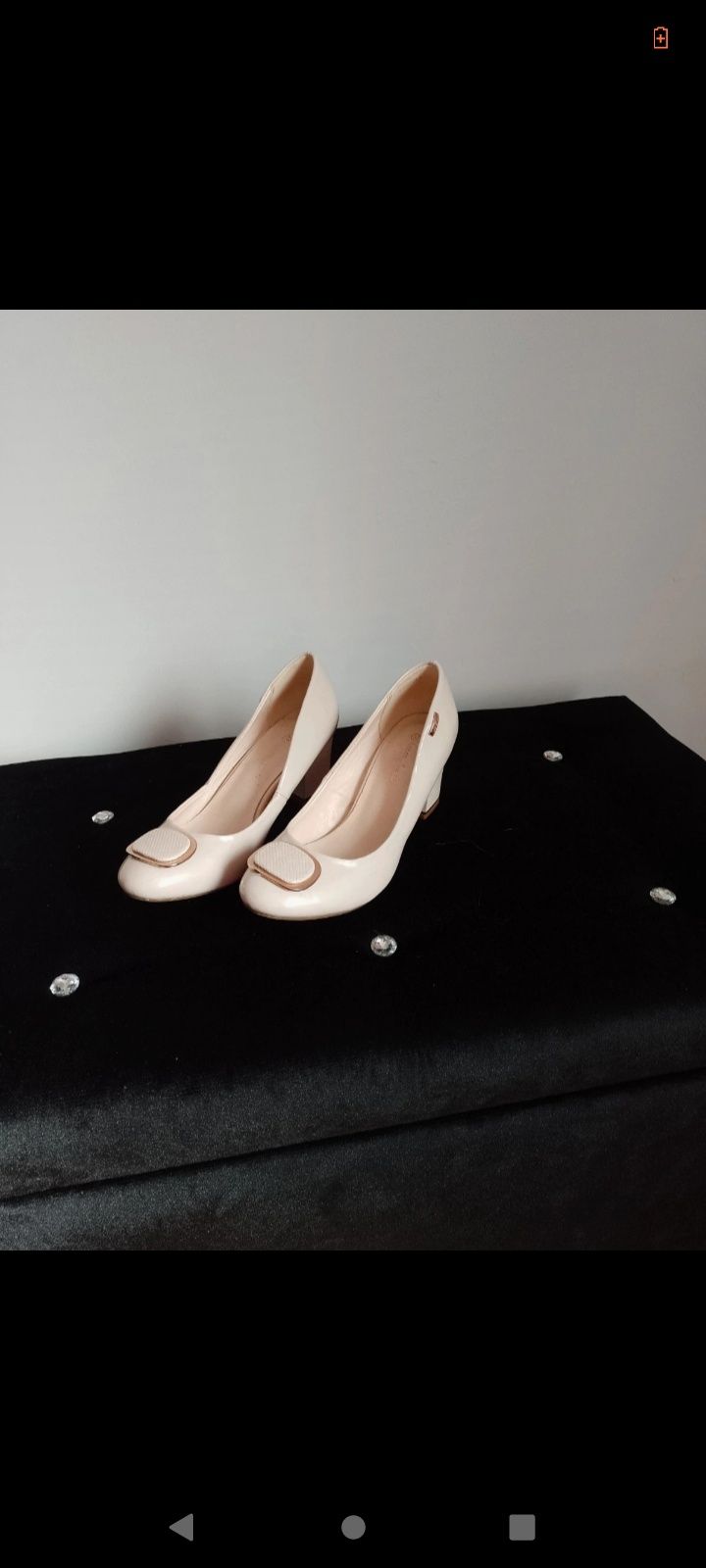 Buty lakierowane na słupku