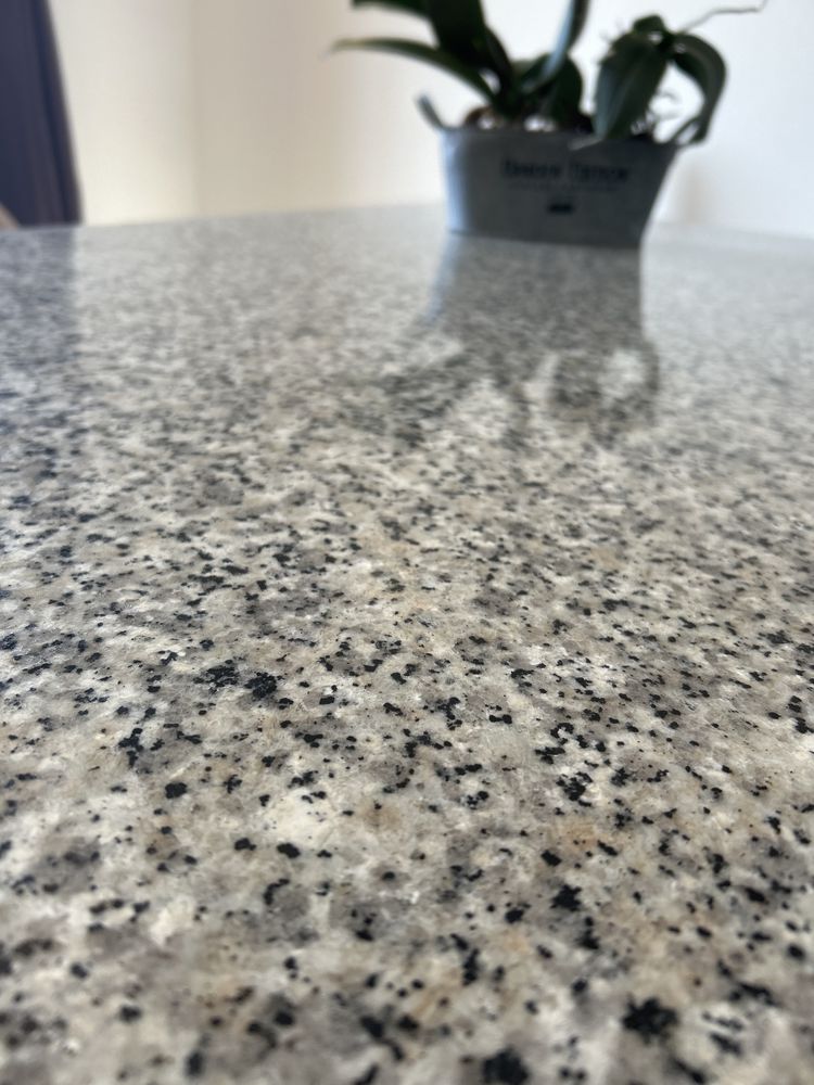 Mesa de granito interior