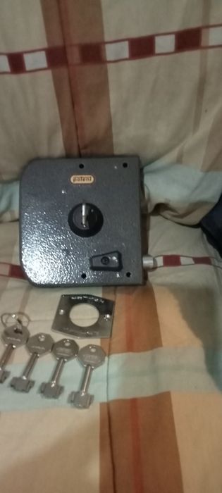 Fechadura de porta como nova com 5chaves
