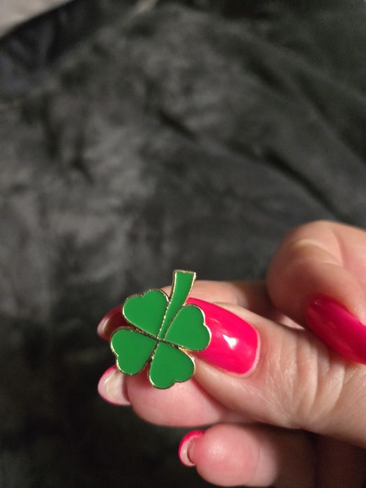 Przypinka koniczynka.